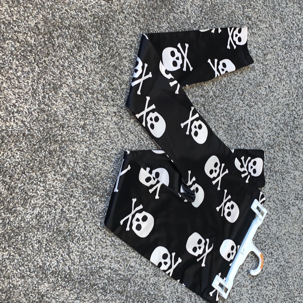 Black and white skull leggings